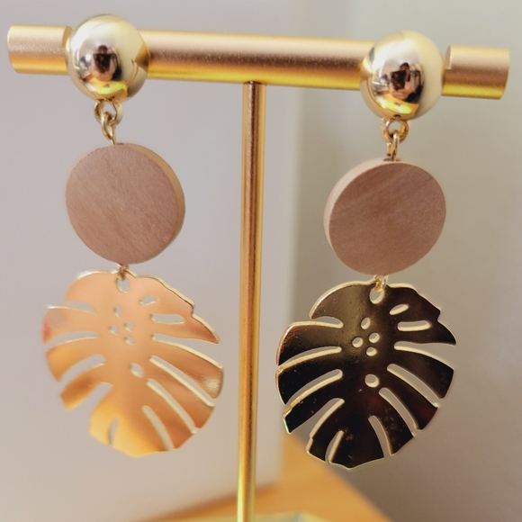 ETK Gold and Wood Monstera Earrings - Picture 4 of 6